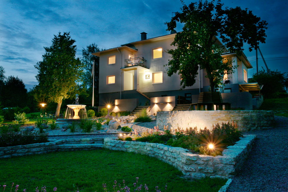 Felixi külalistemaja asub Viljandis, vaikses ja rohelises Peetrimõisa aedlinnas, hotell kesklinnast vaid 1,5km. kaugusel. Majas on kuus tuba, kus igas toas on omaette wc, dušš ja wiffi võrk. Võimalus tellida soome sauna, aias saab soovi korral grillida.